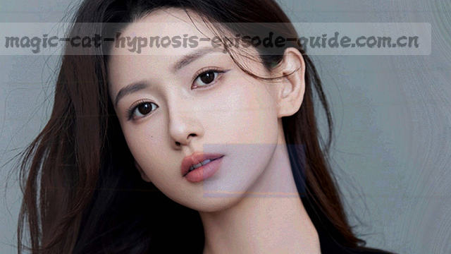 魔术学姐在魔术台前被催眠的剧情画面，紫色灯光氛围